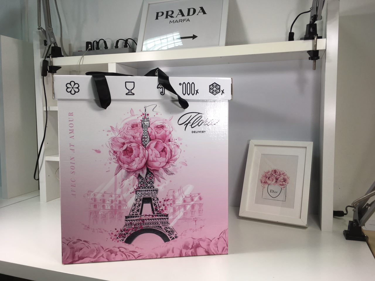 Готовая коробка Flora Delivery — Эйфелева башня с пионами