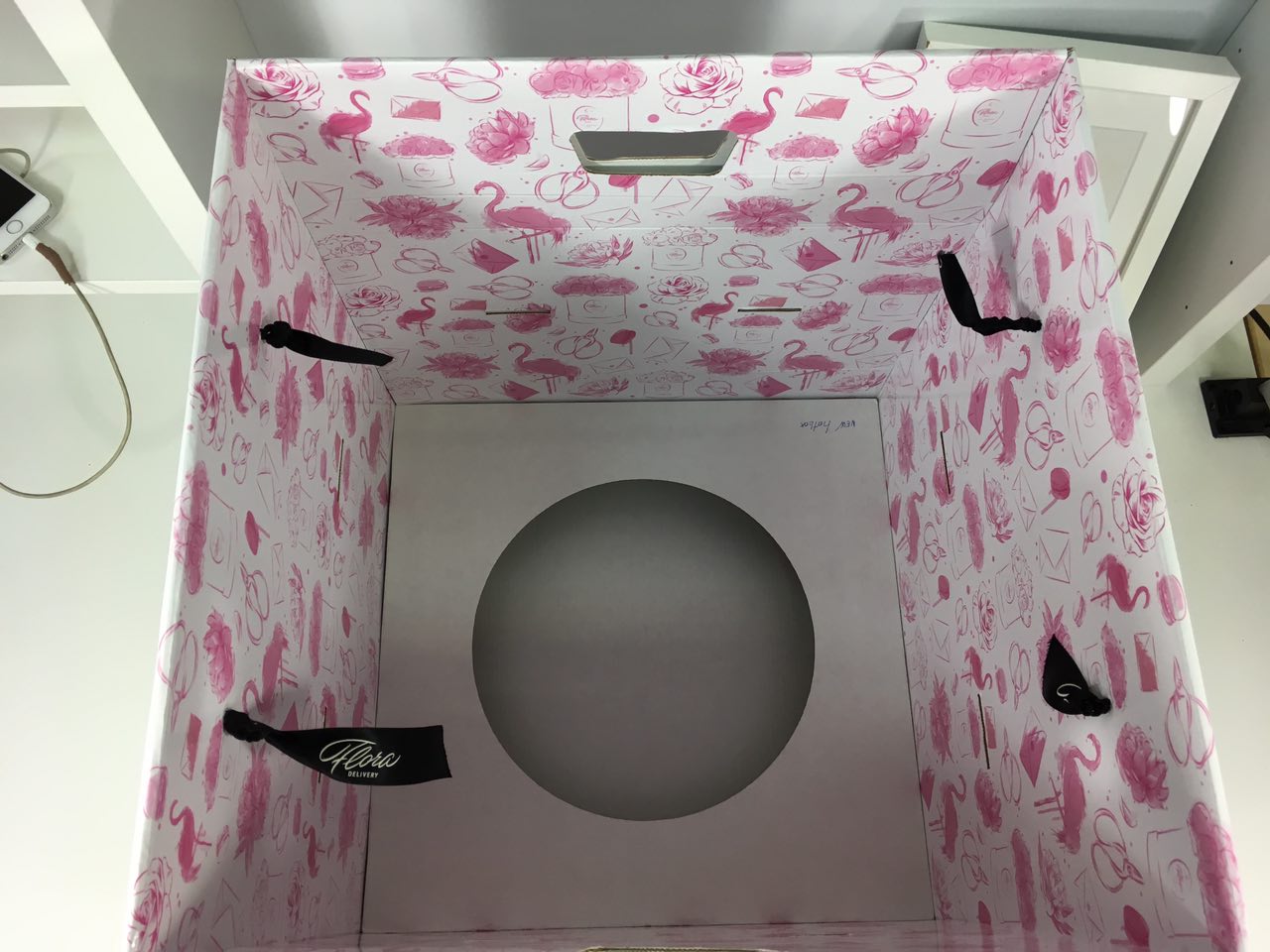 Коробка Flora Delivery — вид сверху, внутри фирменный паттерн